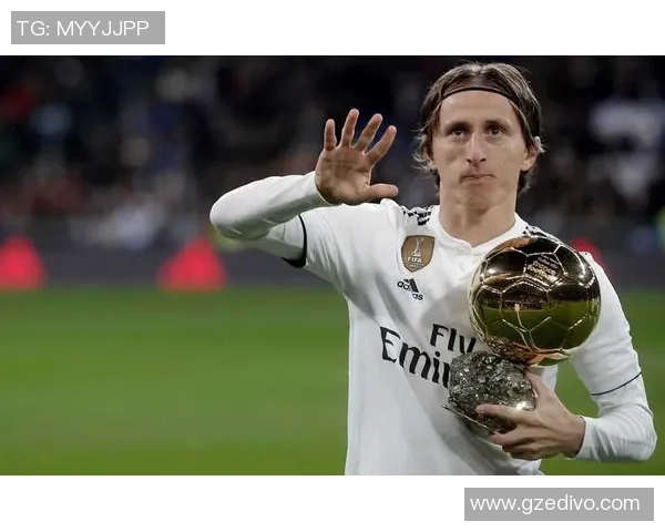 足球球星限量杯子直播开售引爆粉丝收藏热潮